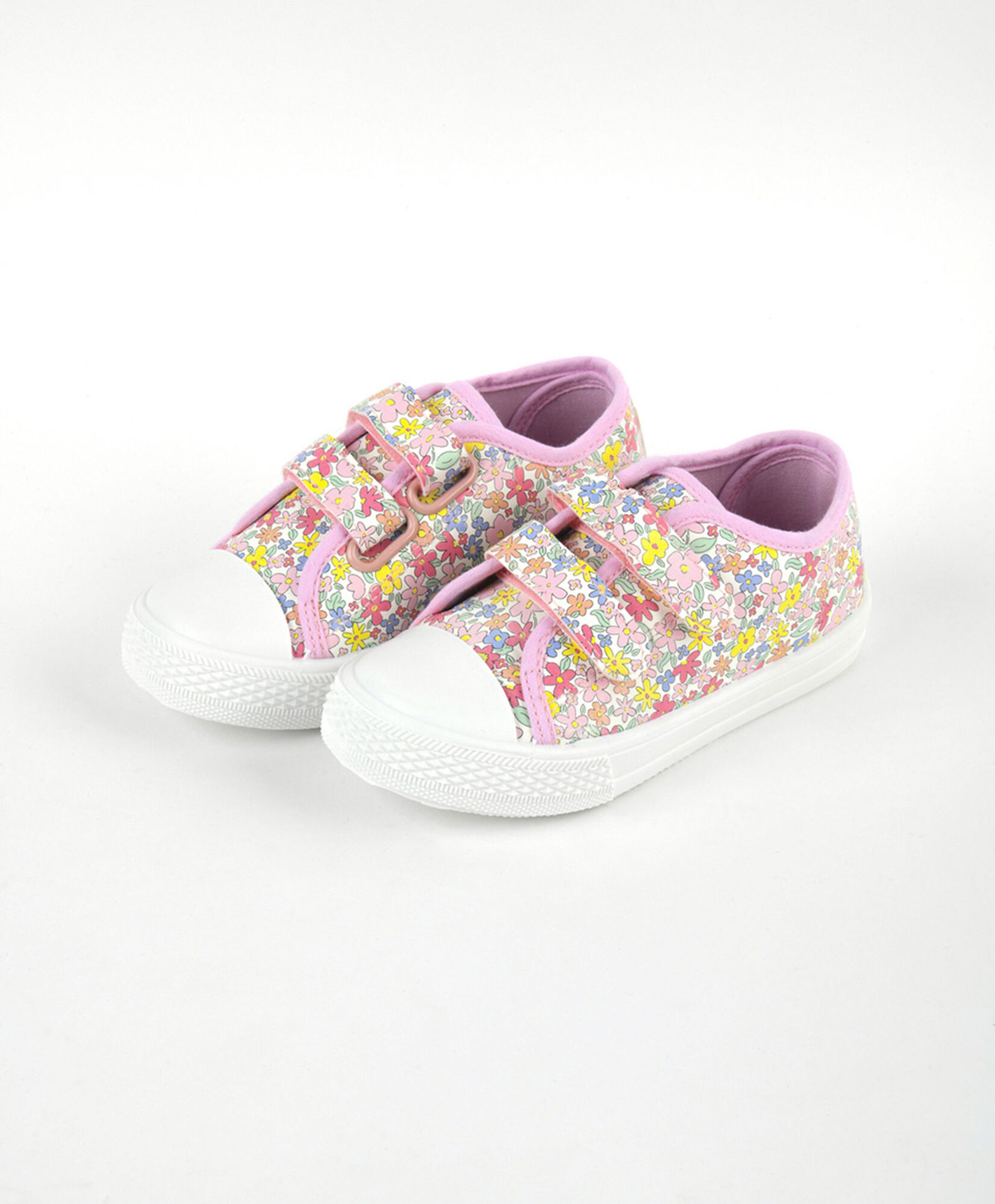 Zapatilla infantil (20 a 25) florcitas velcros