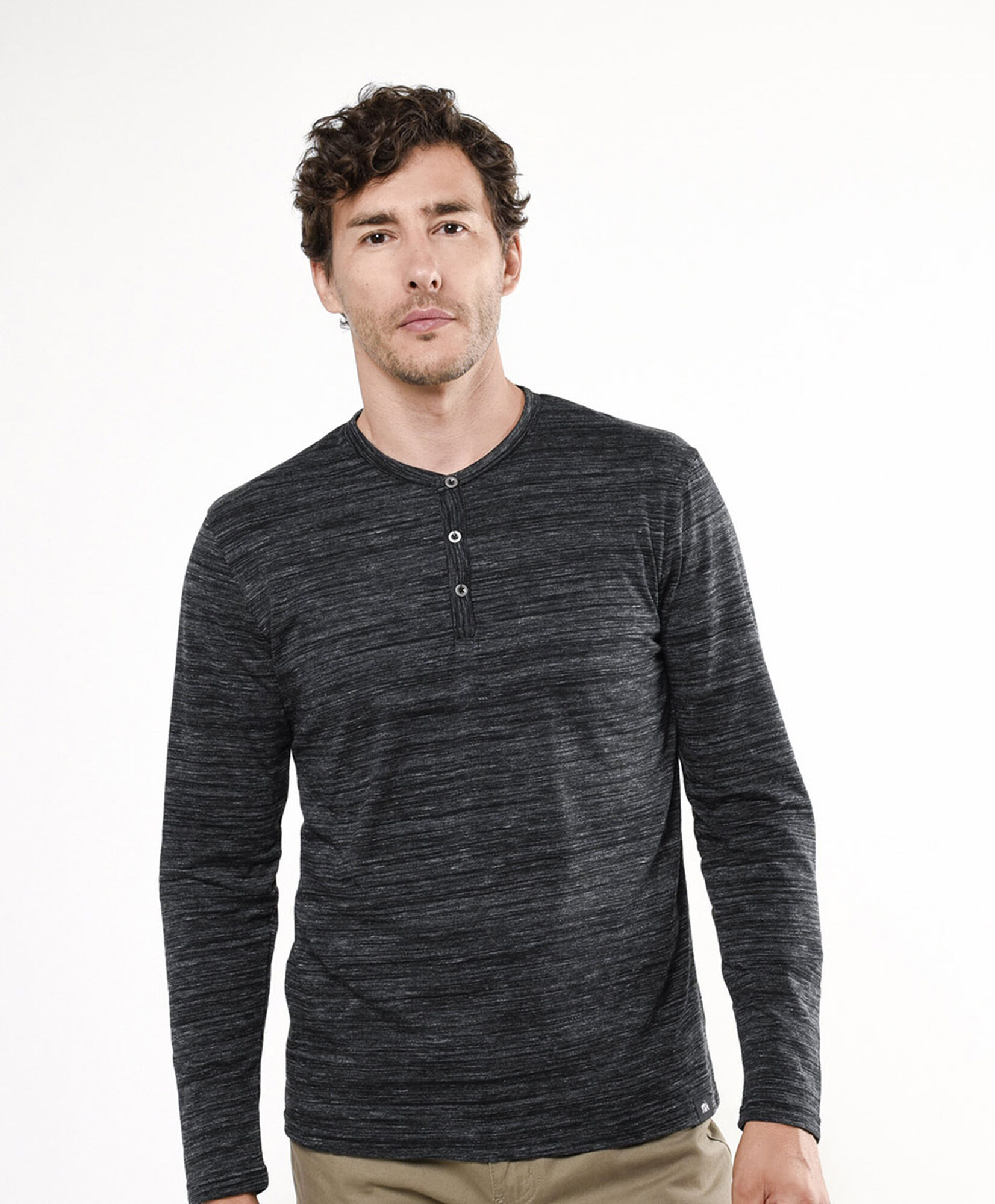 Polera hombre botones jaspeada 